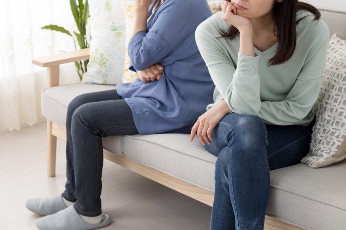 結婚式の話し合いで姑と険悪になる女性