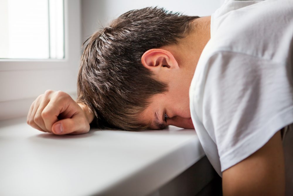 悲しむ若い男性