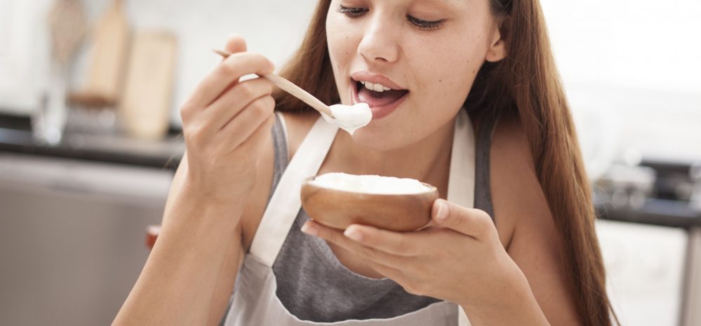 ヨーグルトを食べる女性