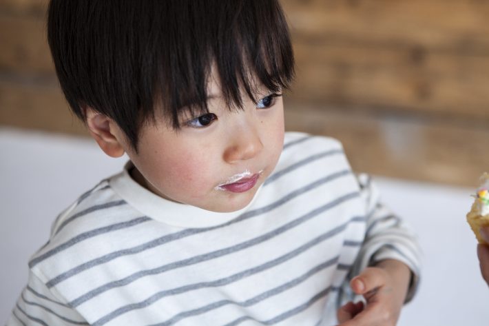 ボーダーのロンTを来たおしゃれファミリー