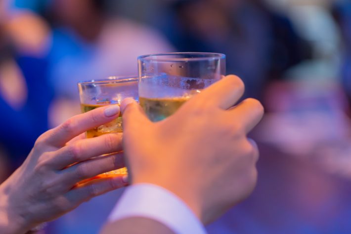 バーで3歳年下の男性と急接近