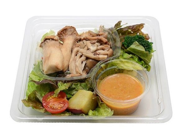 セブン-イレブンの「味わい！ ローストきのこのサラダ」399円（税込・以下同）