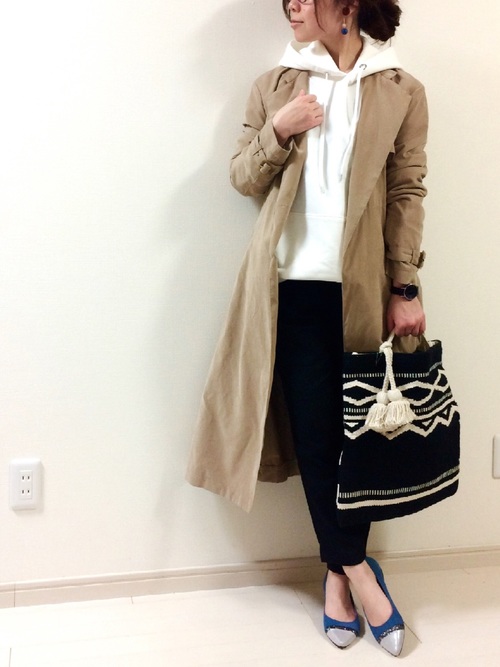 パーカーには黒のテーパードパンツを合わせる