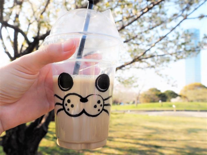 100均の映え花見グッズ「クリアカップ ネコ耳フタ付（420ml・3セット入り）」