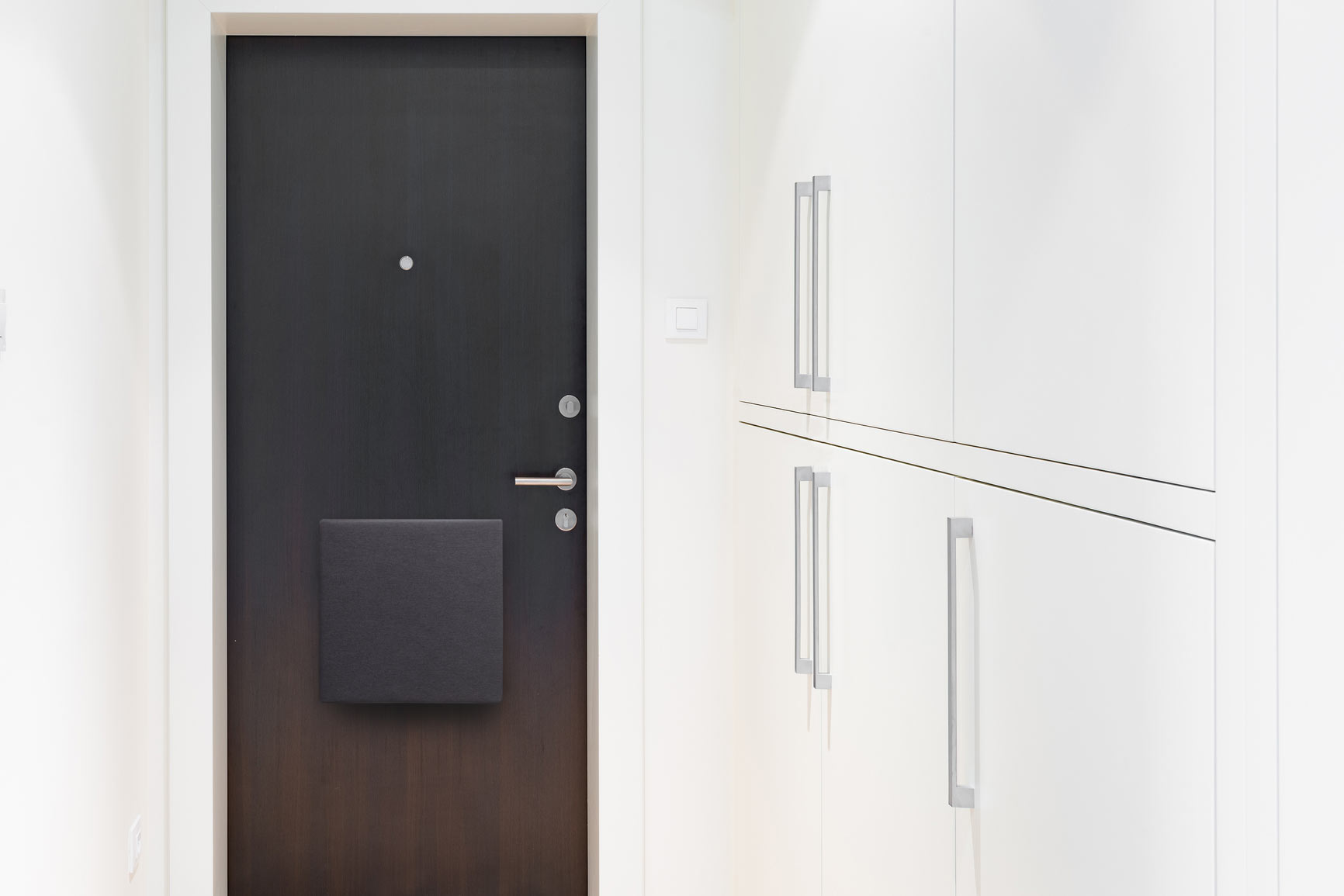 玄関スチールドアにくっつく