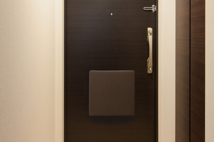 玄関のスチールドアにくっつけておく画期的な防災バッグ『OTE』