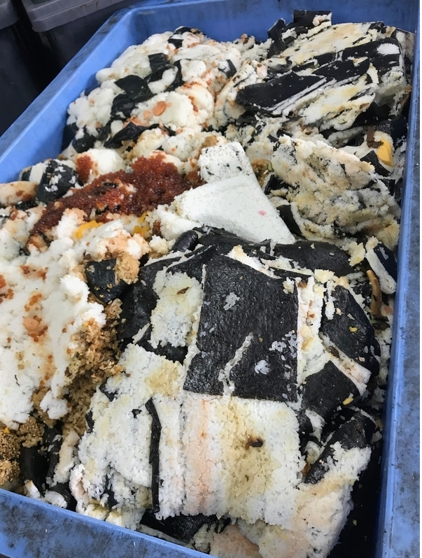 食品リサイクル工場に運ばれてきた、恵方巻きの残がい