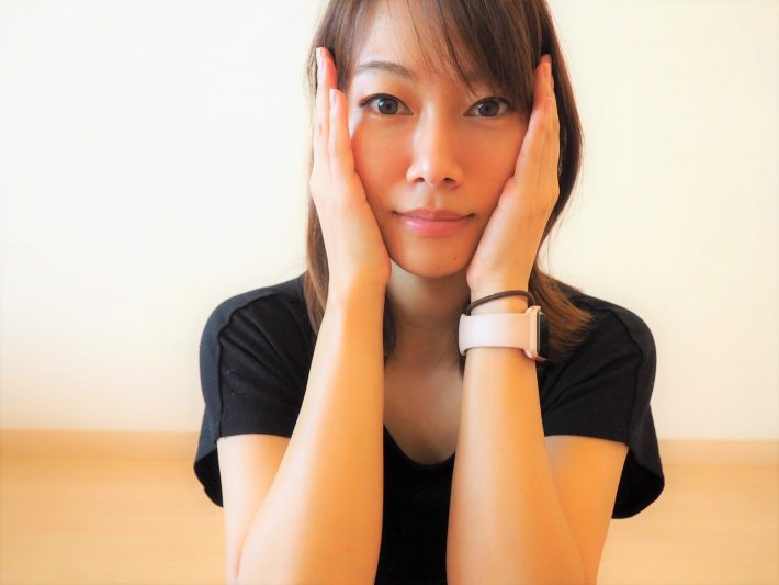 あごを軽く引いた姿勢で、両手のひらを頬に添える