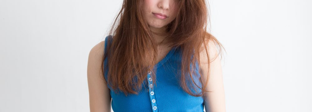 髪がボサボサな女性