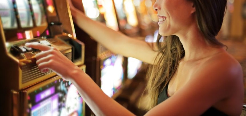 ギャンブルで遊ぶ女性