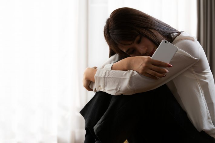 好きな人と連絡がとれなくなり落ち込む女性