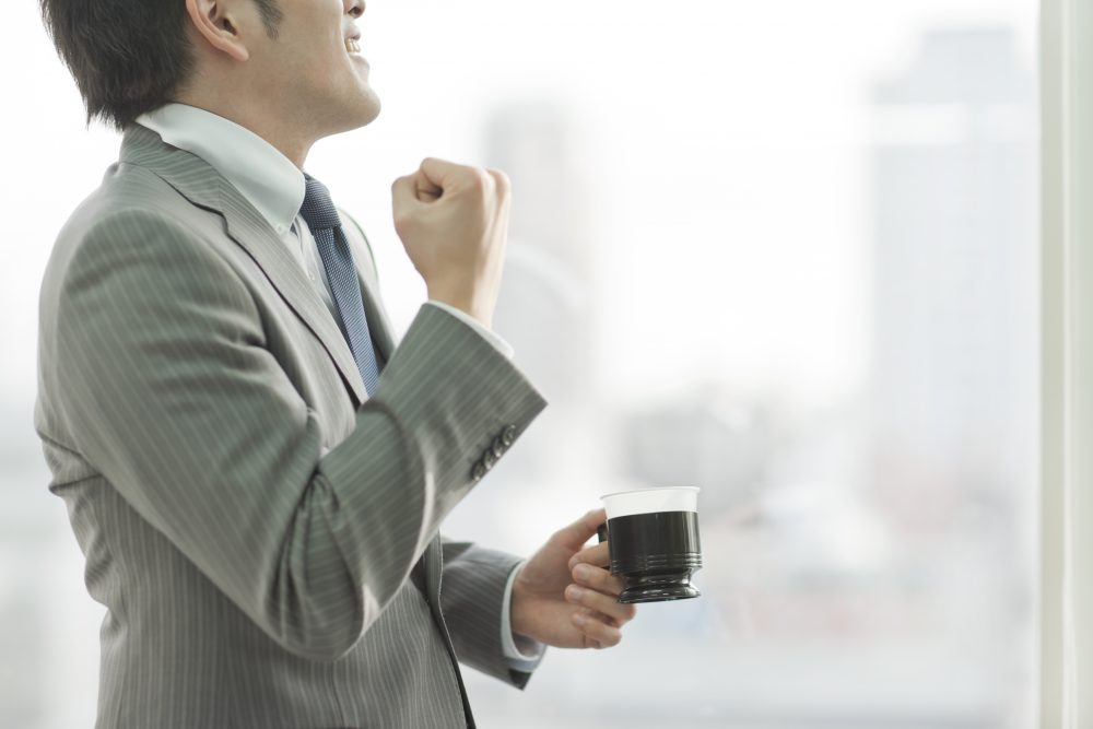 ガッツポーズをするビジネスマン