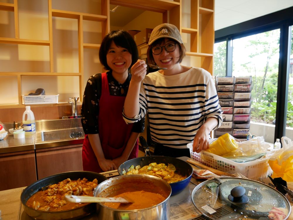 スパイスカレー体験会／左）印度カリー子さん、右）こいしゆうかさん