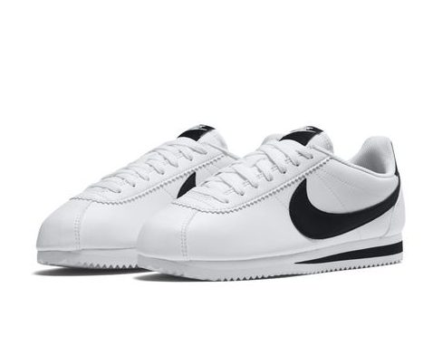 スーツにスニーカー