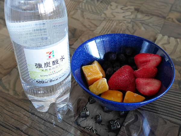 「炭酸水」×「冷凍フルーツ」＝色鮮やかなノンアルコールカクテル