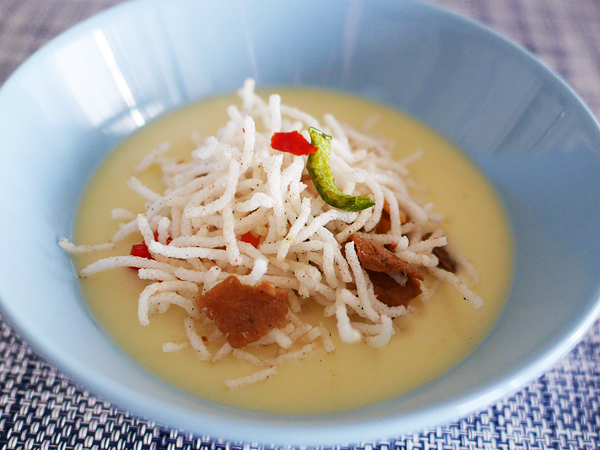 「焼きビーフンのまんま」×「冷たいコーンスープ」＝食感たのしい冷製スープ