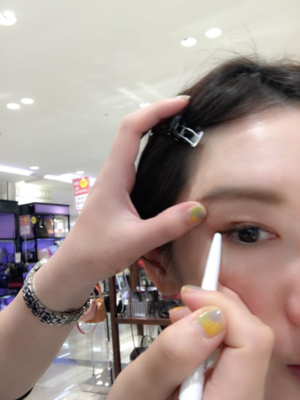 目元中心にメイク中