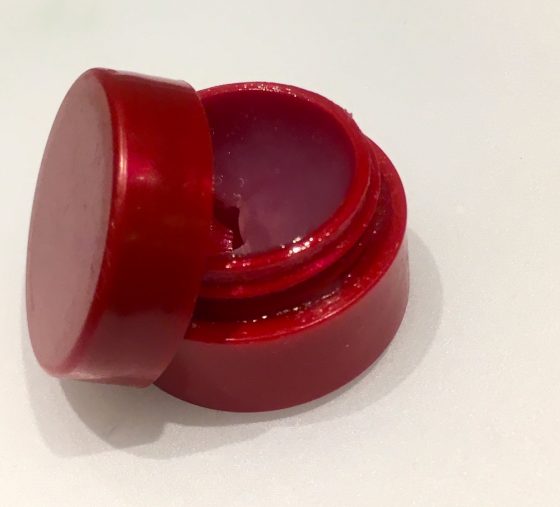 処方されたワセリンも容器を移せばリップ風に。