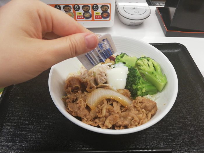 吉野家「ライザップ牛サラダ」アマニオイル入りドレッシングぶっかけ