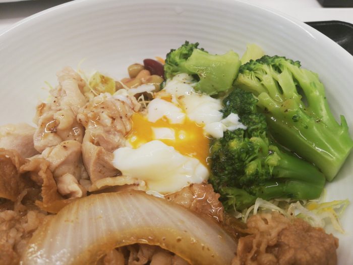 吉野家「ライザップ牛サラダ」温玉