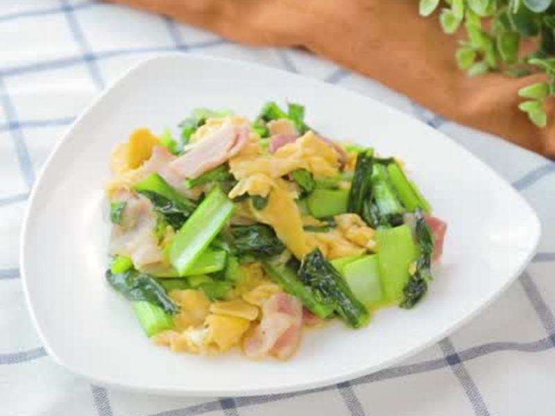 小松菜ベーコンのコンソメ卵炒め