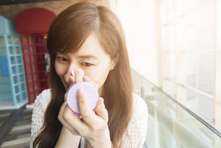 部分的に粉っぽい肌は老けて見える