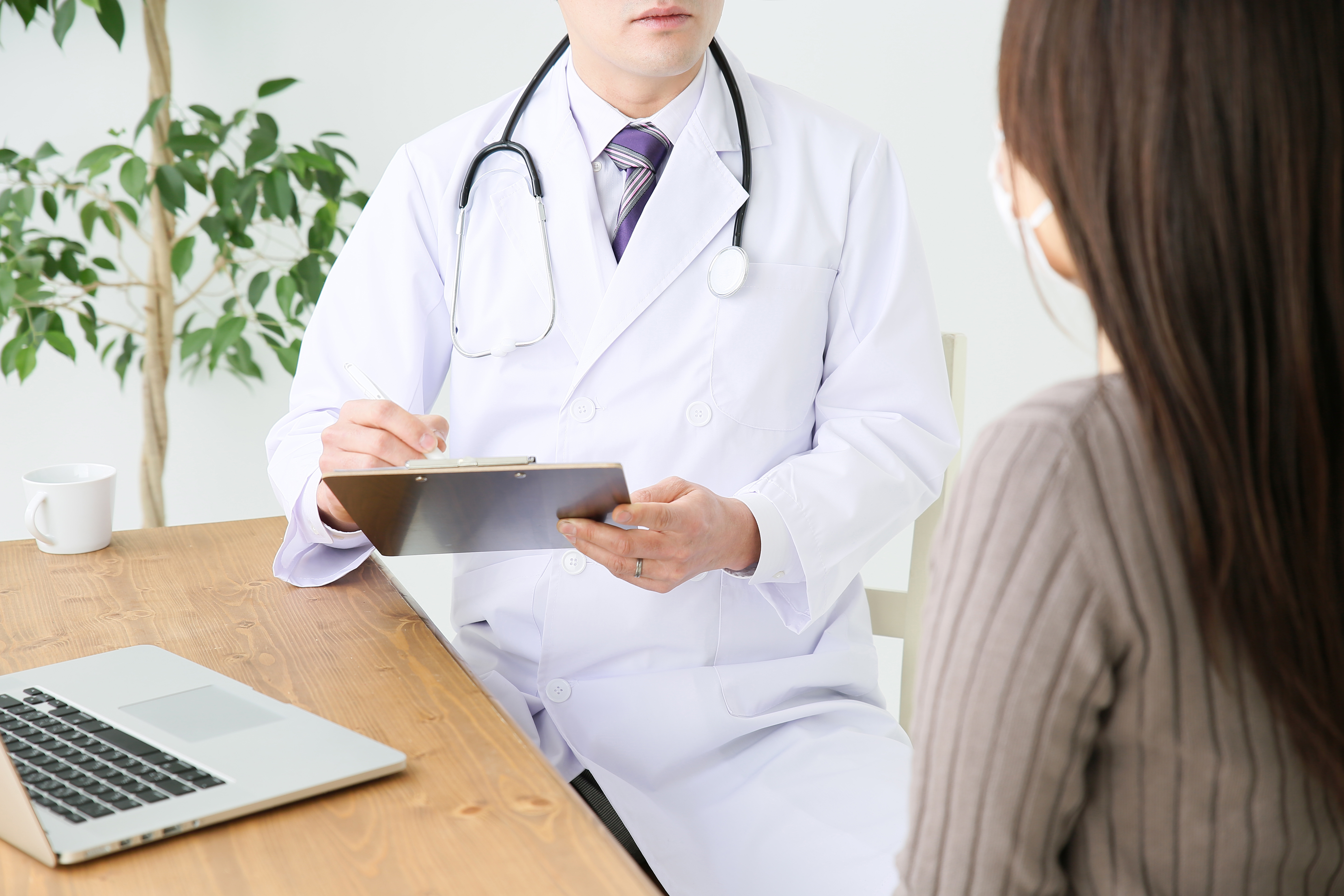 診察する医師と患者