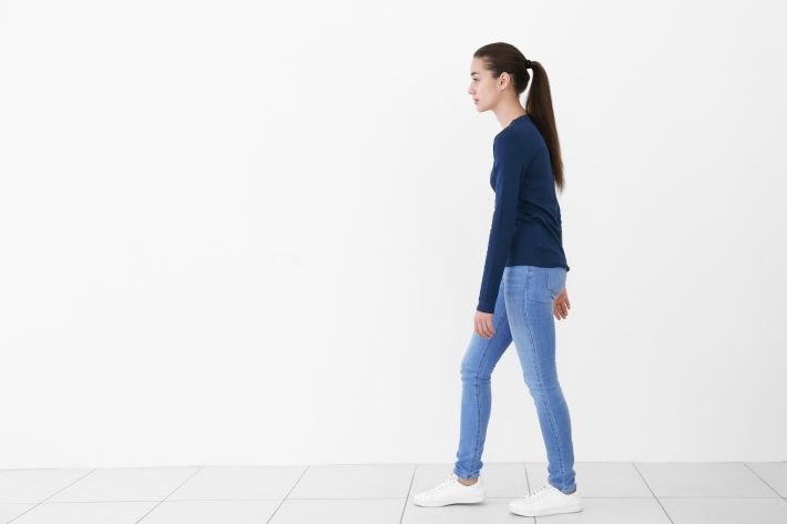 猫背になりがちな女性