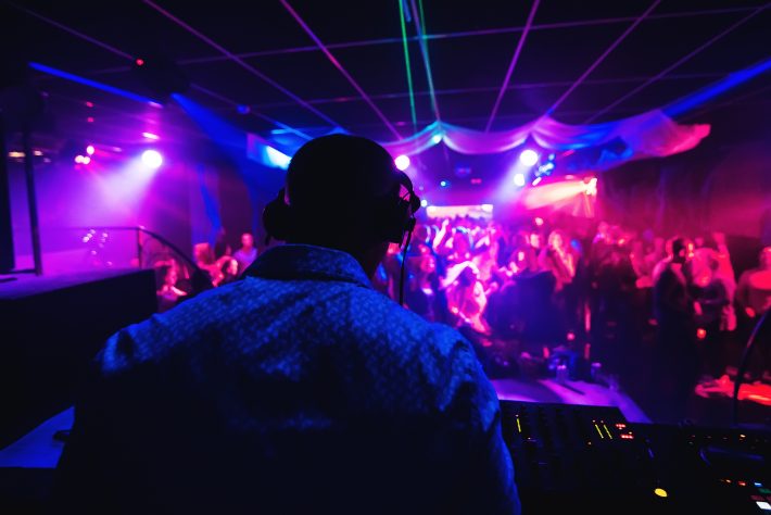 店長に影響されてパリピ化する店員