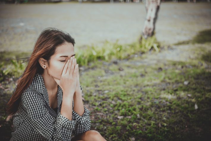 母親にブスと言われ心に傷をおった女性