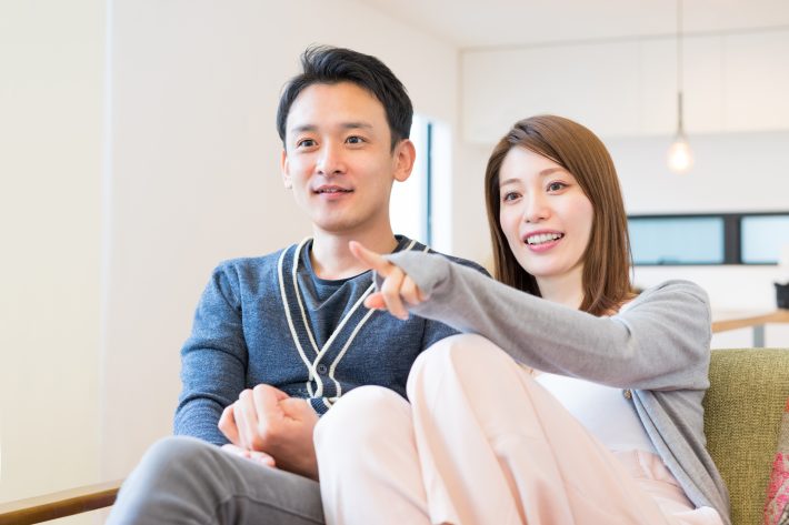 テレビを見る仲良し夫婦