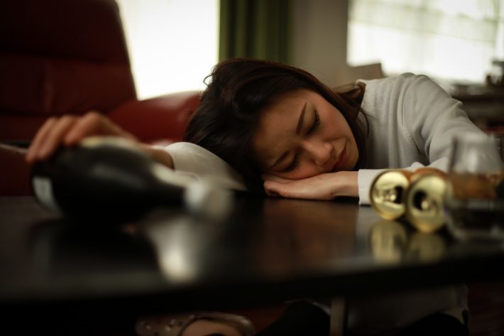 連日バイトの飲み会でヘトヘトになる女性
