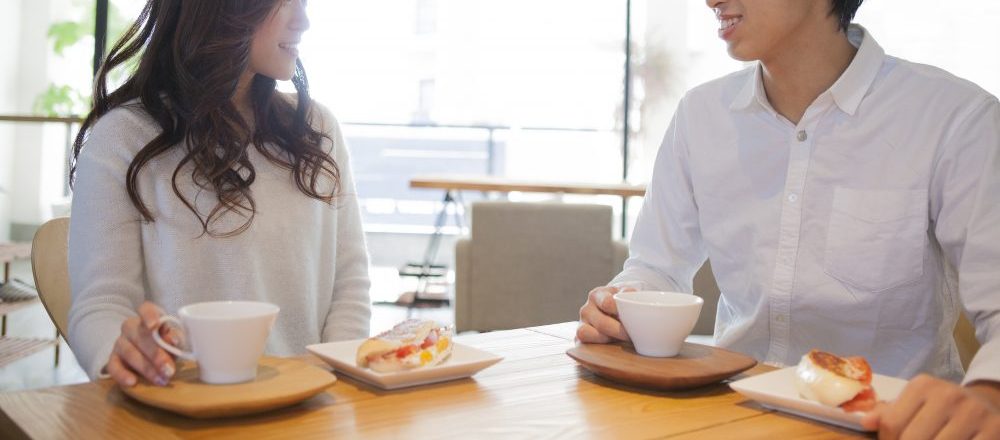 カフェで会話をする男女