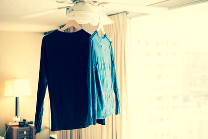 男性　洋服ハンガーで干す