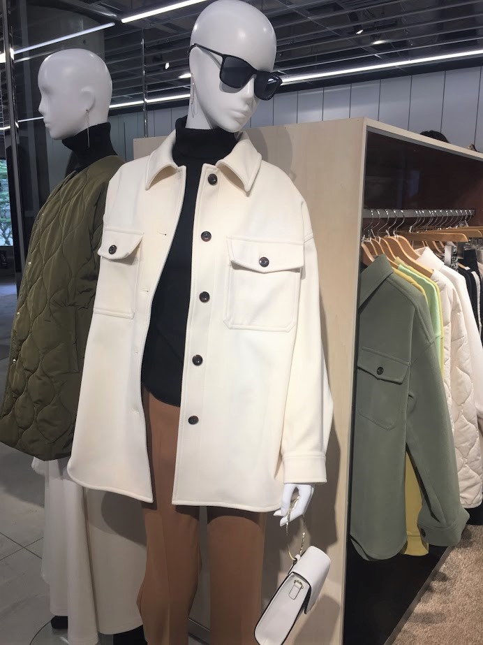 オーバーサイズシャツジャケット ￥3,990（9月下旬販売）