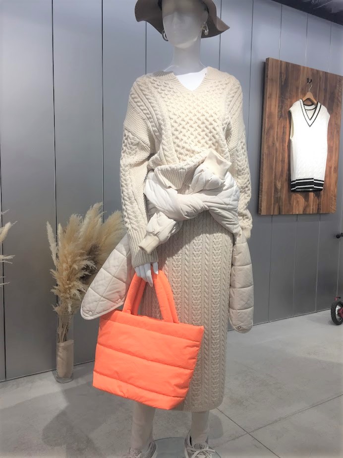 ケーブルキーネックセーター ￥1,990＋税（10月下旬販売）、ケーブルニットナロースカート ￥1,990＋税（10月下旬販売）