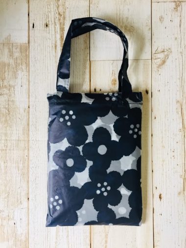 デイジー柄レインポンチョ　300円／3COINS