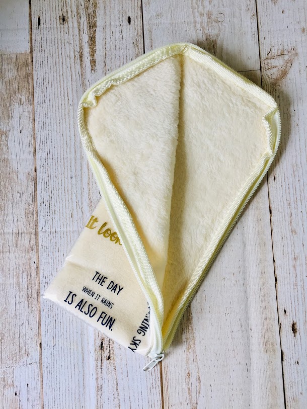 PVC折りたたみ傘ポーチ　300円／3COINS