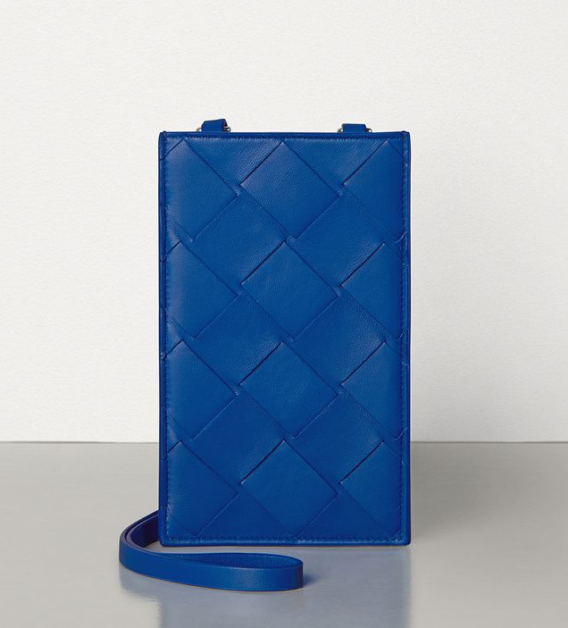 イントレチャート ナッパ ウェアラブルポーチ 97,200円（画像：ボッテガヴェネタ　公式オンラインストアより）