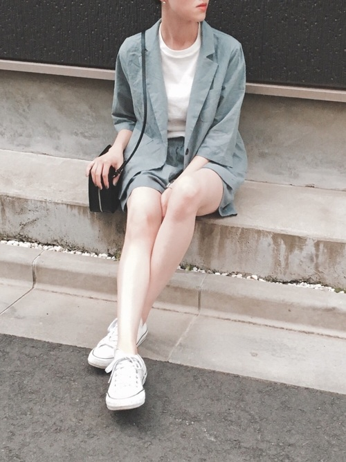 スーツにスニーカー