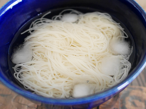 そうめんのおいしいゆで方③ゆでた麺を氷水に浸けない
