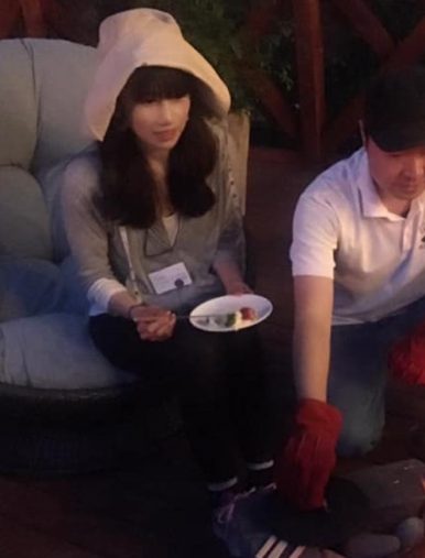 グランピング施設で炎を見るにらさわ