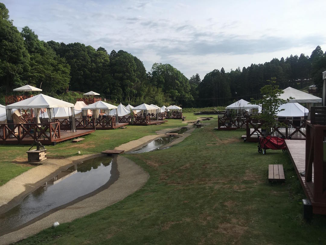 広大な敷地にグランピング施設が。