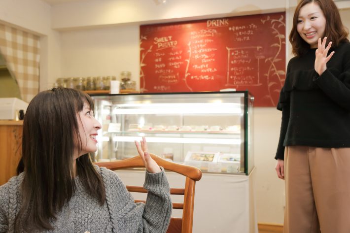 遠方のペンフレンドと会う女性