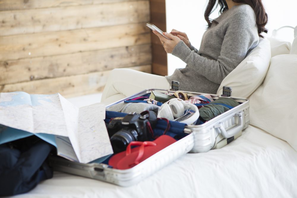 パッキングする女性　海外