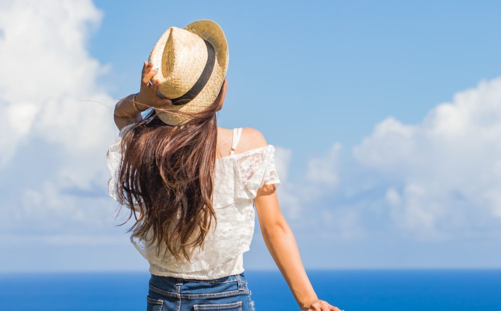 海　旅をする女性