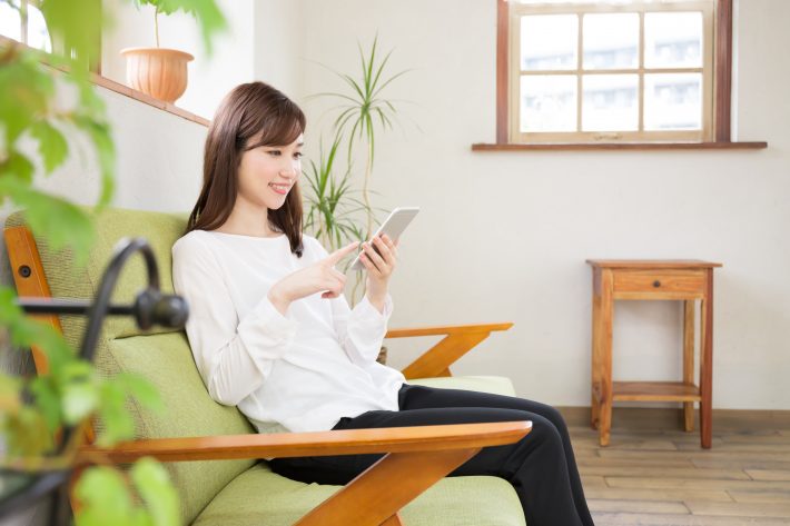 スマホを持ってるそのひじ！