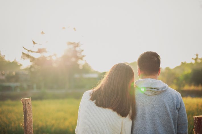 「お付き合い制度」カップル　後ろ姿