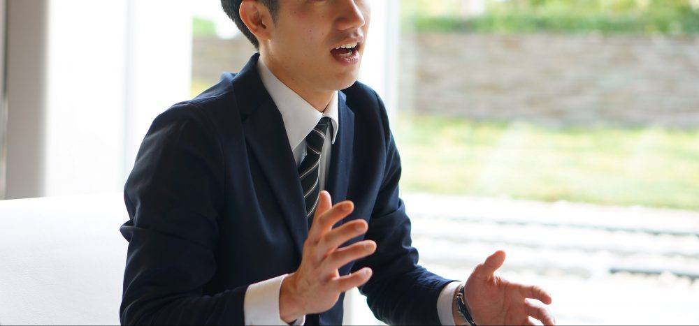説明するビジネスマン