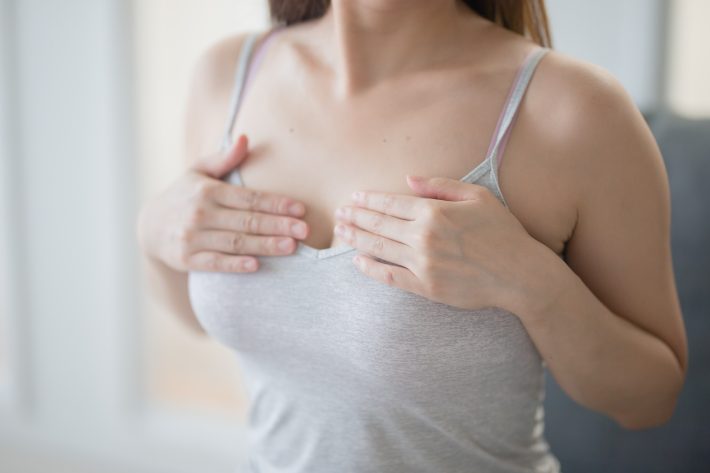 胸が大きくてもいやらしく見えないコーデを教えて